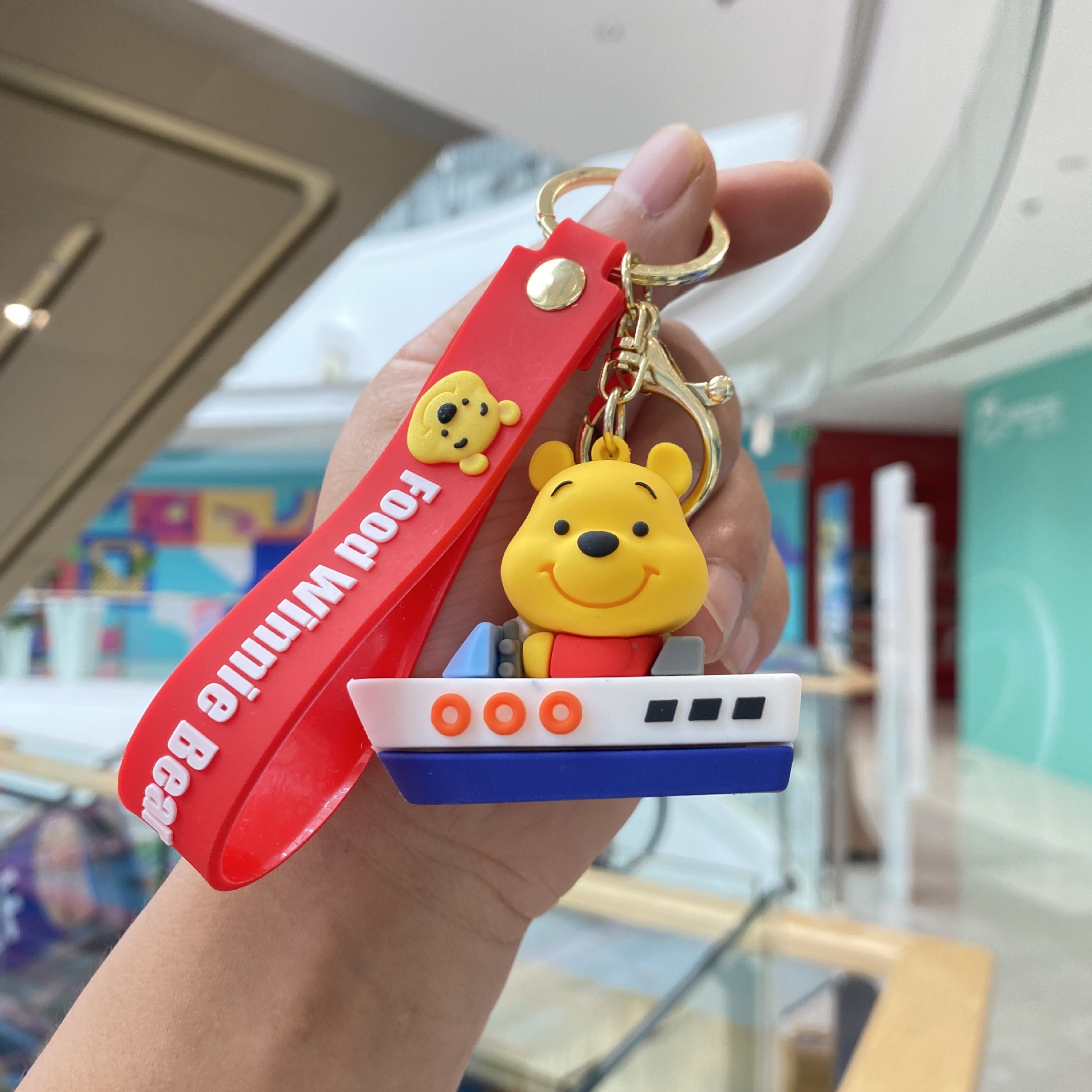 Dibujos animados Winnie the Pooh llavero Pooh oso transporte serie muñeca máquina pequeño regalo colgante al por mayor