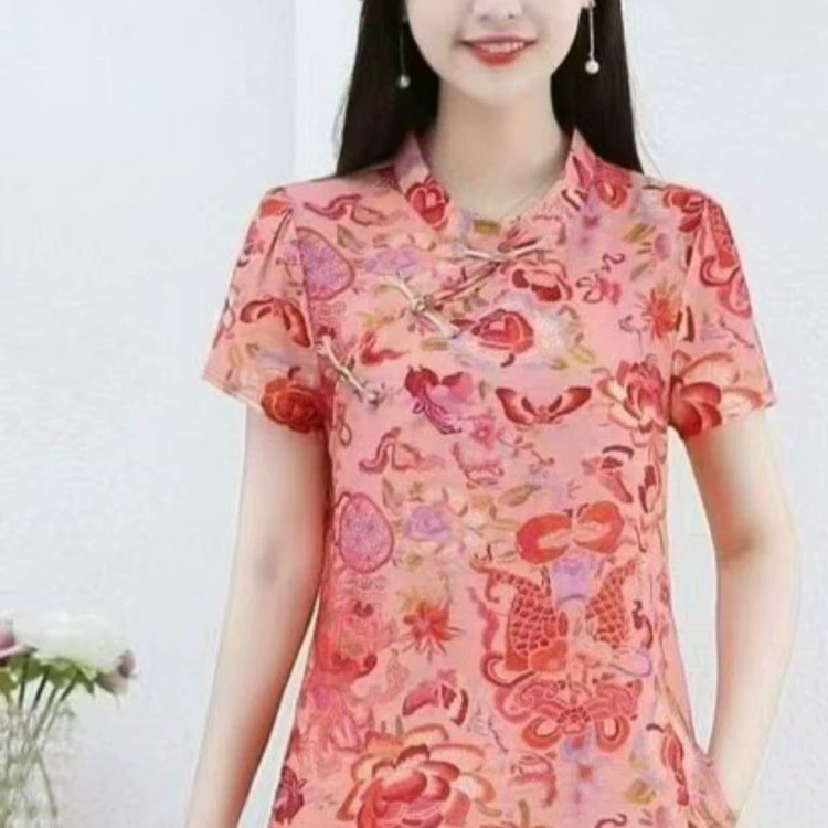 Летняя блузка 2025 года в новом китайском стиле для женщин среднего и пожилого возраста с воротником чонсам и боковой планкой на пуговицах.