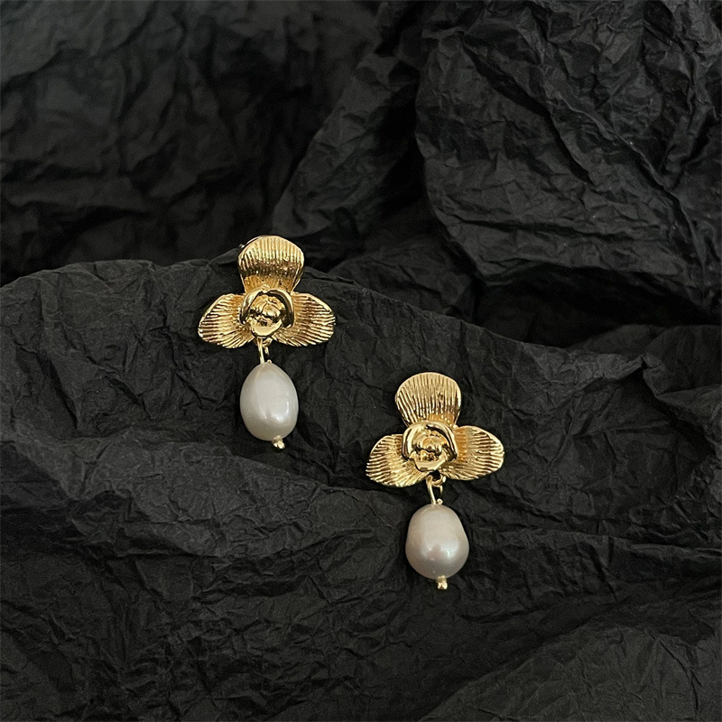 1 Pair Vintage Style Flower Plating Metal Drop Earrings display picture 2