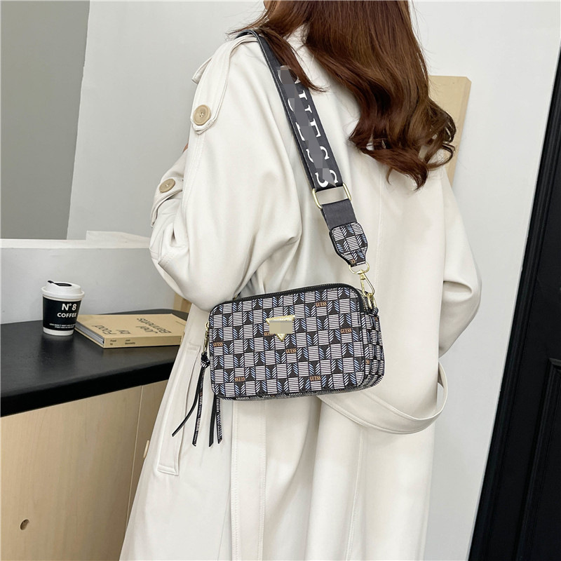 Bolsos transfronterizos para mujer nuevo estilo europeo y americano de alta gama moda pequeño bolso cuadrado 2024 estampado cinturón de hombro ancho bolso de cámara de mensajero para mujer