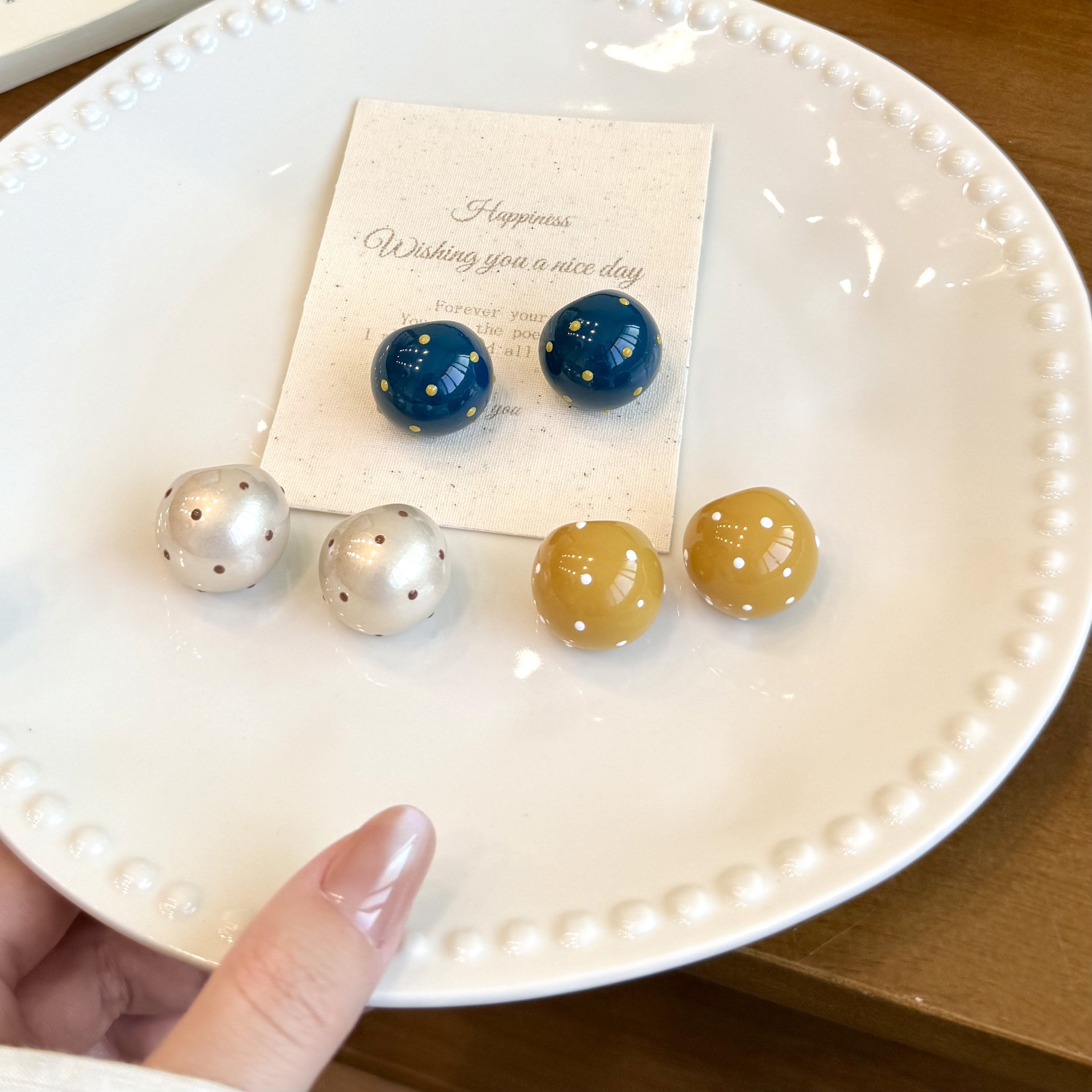 French-style polka dot V-shaped ball earrings 2026 new vintage elegant versatile fashion oil-drip earrings