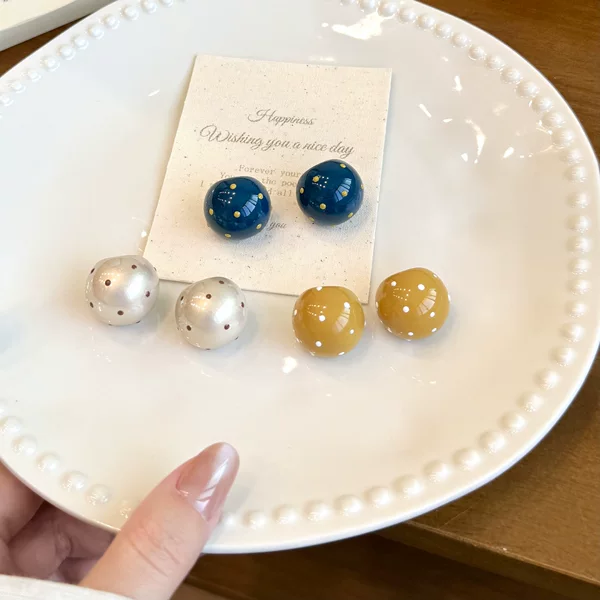 French-style polka dot V-shaped ball earrings 2026 new vintage elegant versatile fashion oil-drip earrings