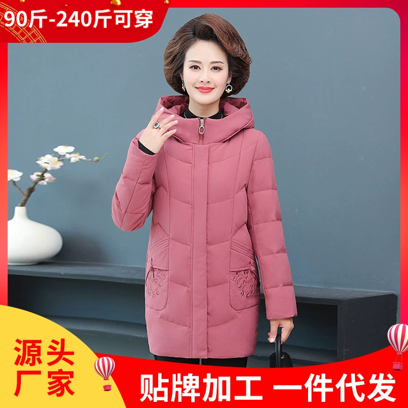 Осенние и зимние пуховики для женщин среднего и пожилого возраста, утолщенная одежда для мам средней длины, зимняя одежда, куртки с пряжками в национальном модном стиле, хлопковые пальто среднего возраста.