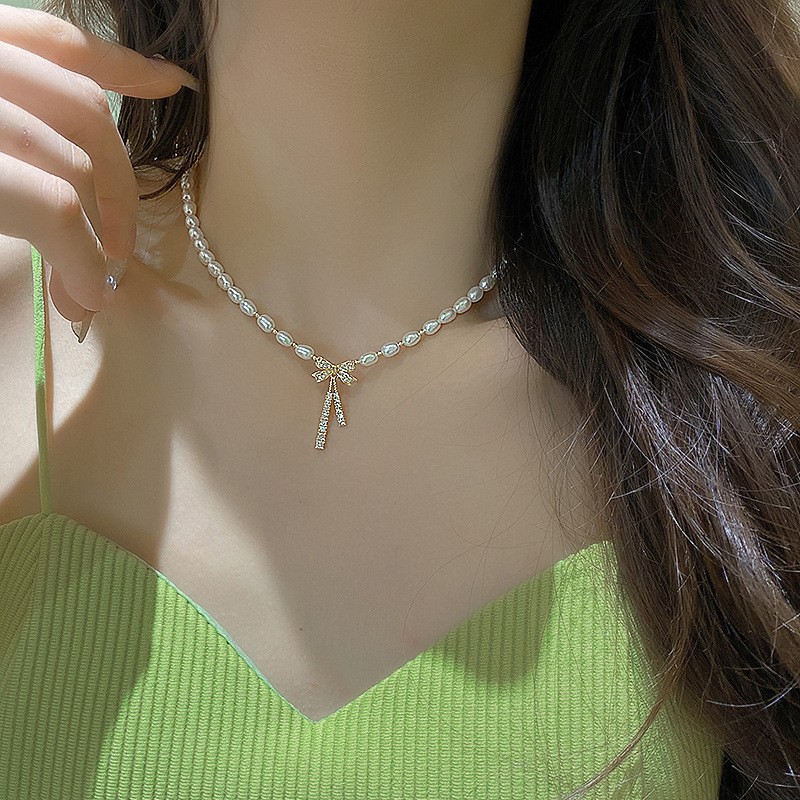 Collar de perlas con lazo de flor con cuentas francesas Elegante cadena de clavícula con sentido de alta gama retro ligero decoración de lujo femenino