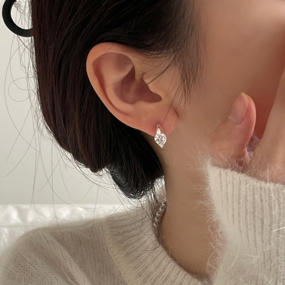 Cubic Zirconia And Pearl Stud Earrings For Everyday Elegance_voghion.com