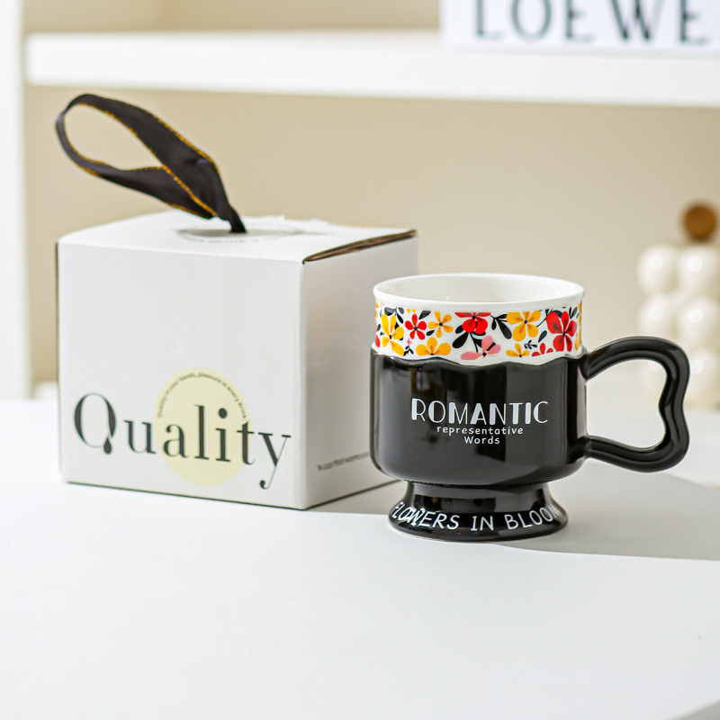 Taza de pie alto retro taza de marca de lujo ligera pareja de cerámica europea taza de leche regalo para mujeres de alto valor facial taza de agua