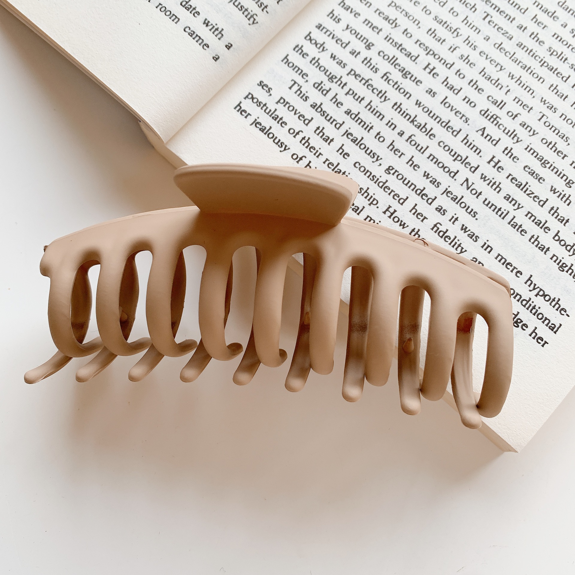 Leche marrón captura clip neto rojo 2022 Nueva horquilla trasera cabeza captura de pelo grande tiburón clip tocado horquilla para las mujeres