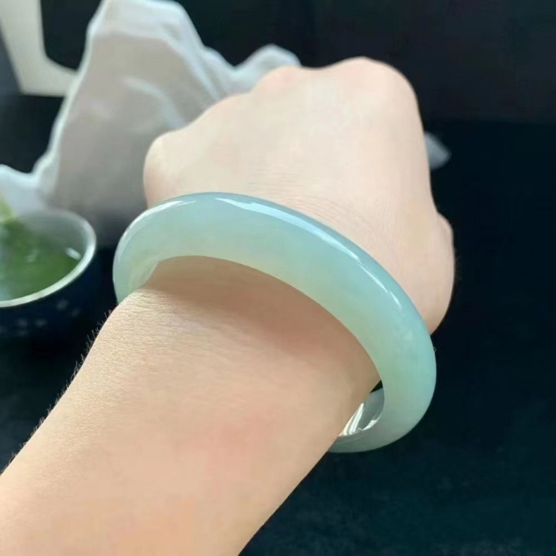 Vòng tay ngọc nữ chính hãng cao cấp màu xanh nhạt – đường kính trong 52–64 mm chi tiết 2