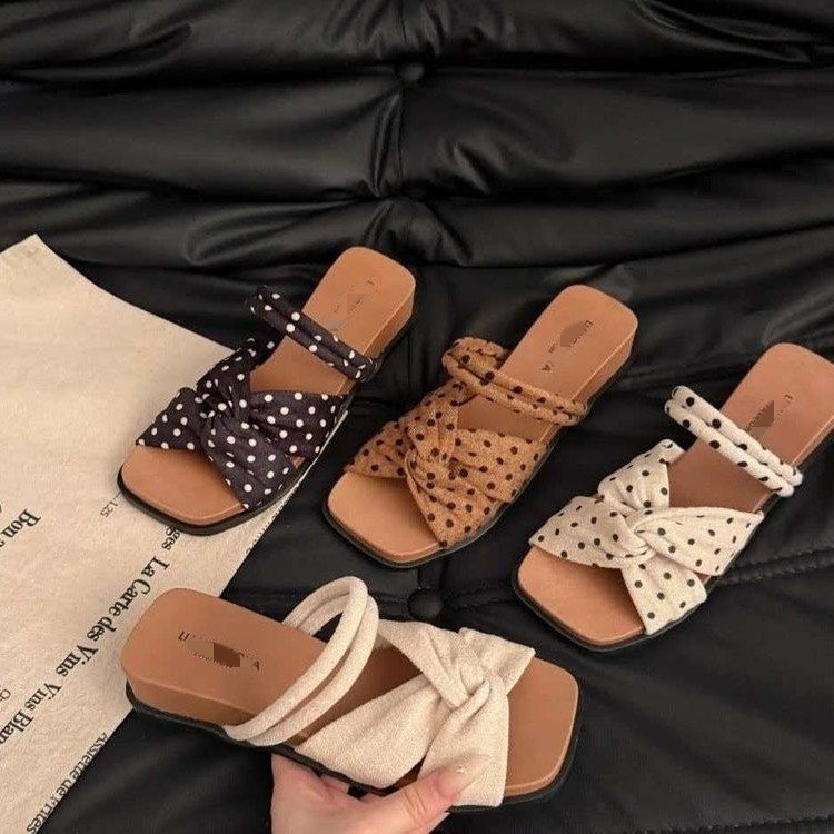 La cabeza cuadrada francesa es hermosa zapatilla de mujer 2026 nuevo tacones desnudos zapatillas frías zapatillas de alto nivel con falda