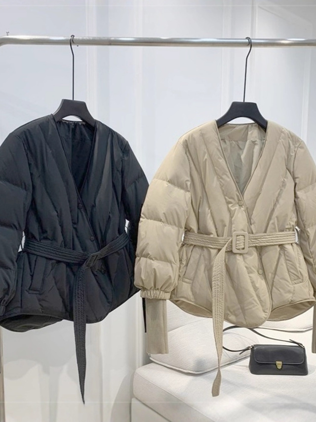 Small short down jacket women's winter 2022 new coat V-neck waist slimming small design sense niche