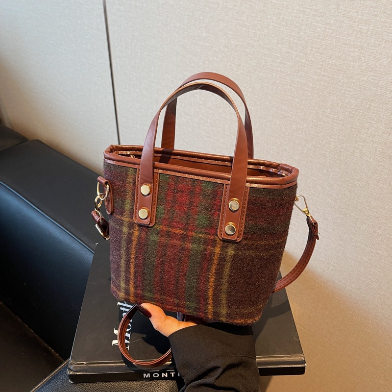 Bolsa de mano de invierno a cuadrillas versátiles nueva moda 2024 bolso de hombro popular retro bolso de balde de mujer