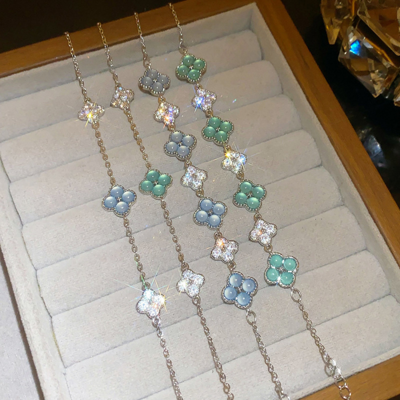 French-Style Zircon Flower Pendant Bracelet with a Unique Design, Fashionable and Elegant, Light Luxury, High-End Feel, Versatile Jewelry French-Style Zircon Flower Pendant Bracelet with a Unique Design, Fashionable and Elegant, Light Luxury, High-End Feel, Versatile Jewelry