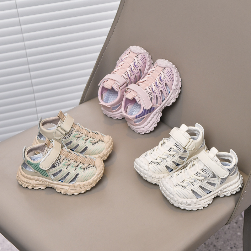 Sandalias deportivas al aire libre para niños 2025 verano nuevo estilo sandalias Baotou antideslizantes y transpirables zapatos de malla única para niñas suela suave