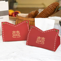 赤い中国式のお祝いの結婚部屋の装飾は、紙のリビングのティッシュの箱のお茶のいくつかの置物の紙の箱を引き出します。