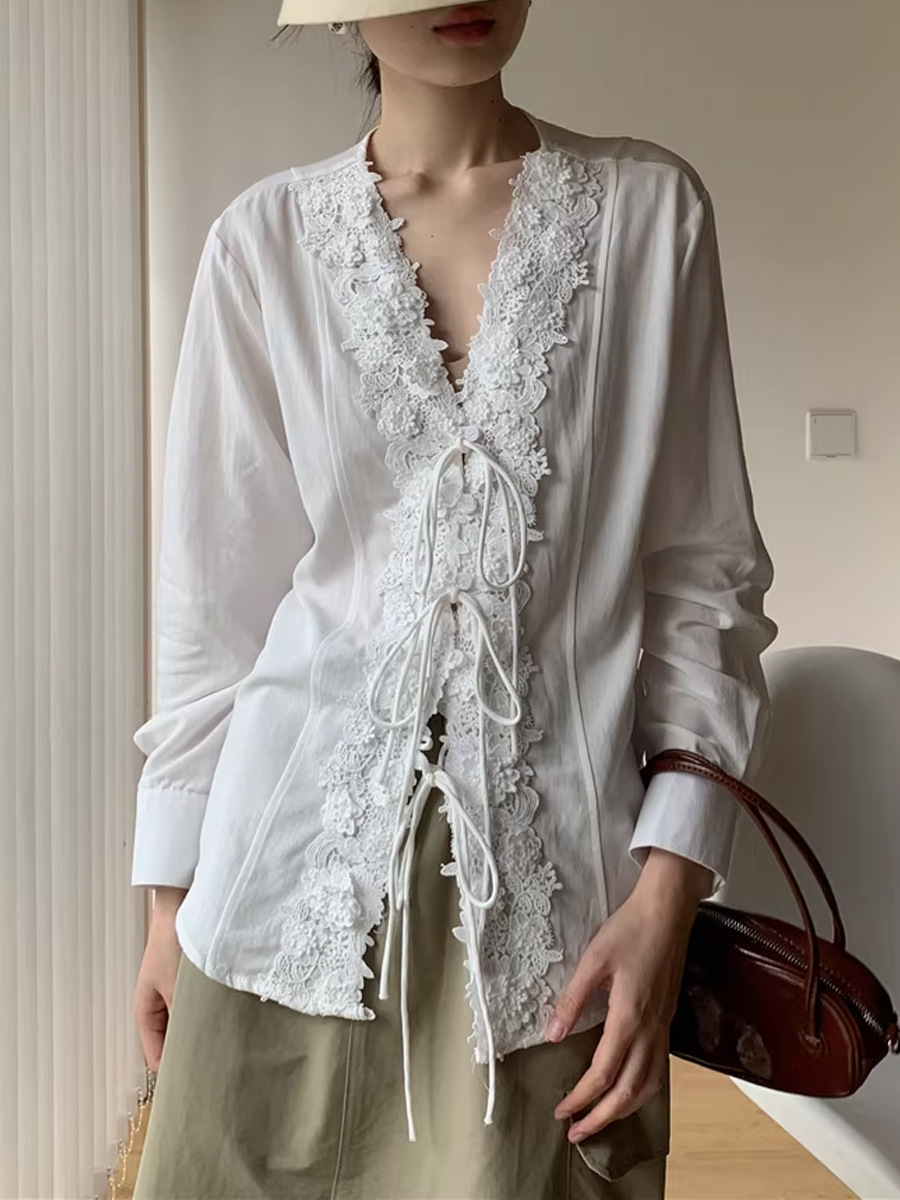 Áo sơ mi nữ cổ V ren móc hoa rỗng dây buộc phong cách Pháp — màu trắng