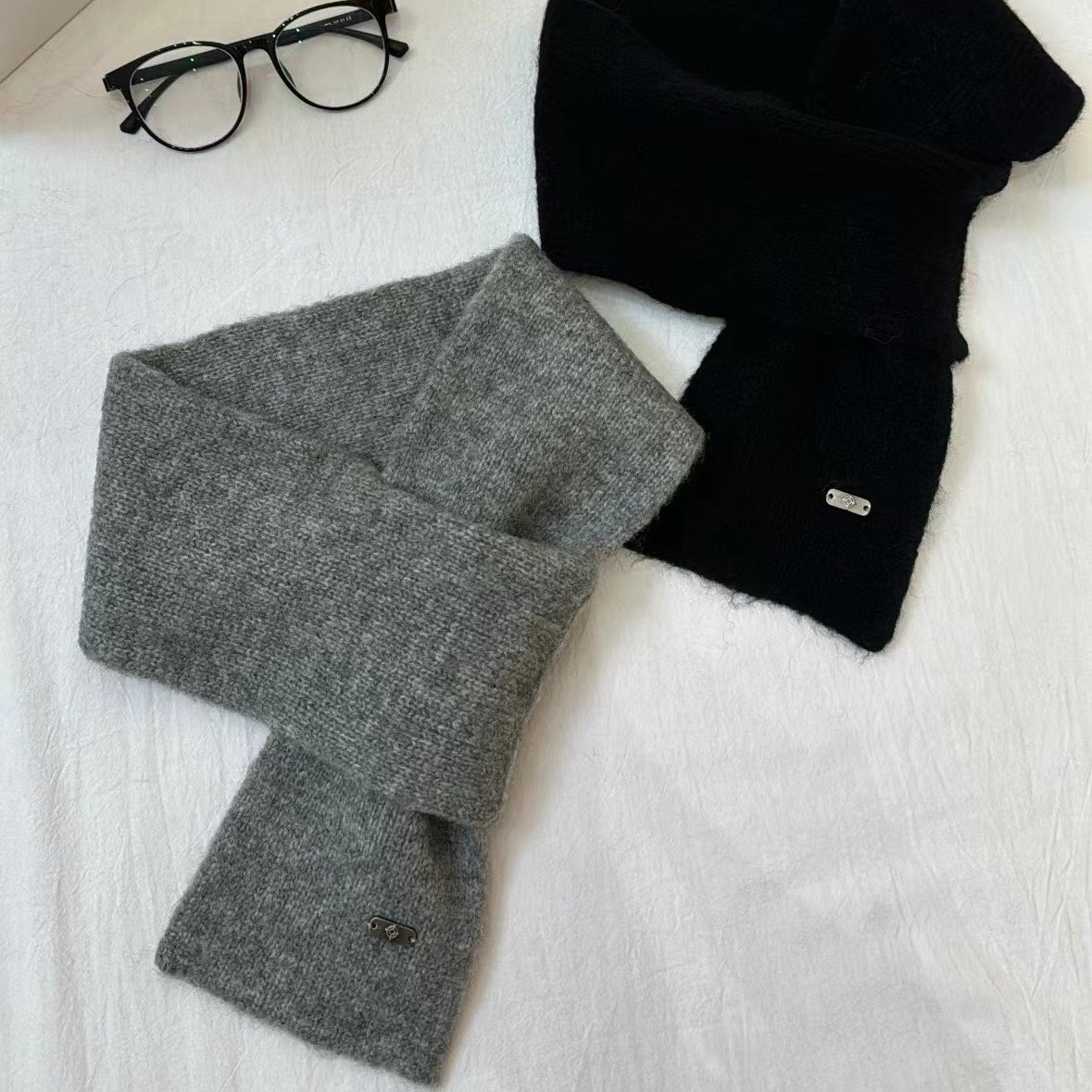 일본과 한국의 천공 스카프-블랙