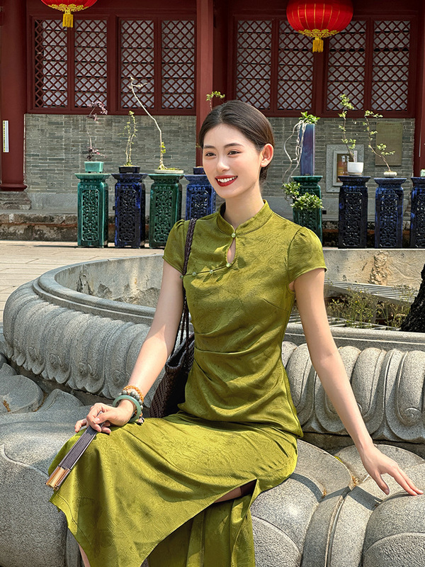 凌茜恣禾 清光'粉色新中式缎面连衣裙女早秋小个子蝴蝶印花旗袍|undefined