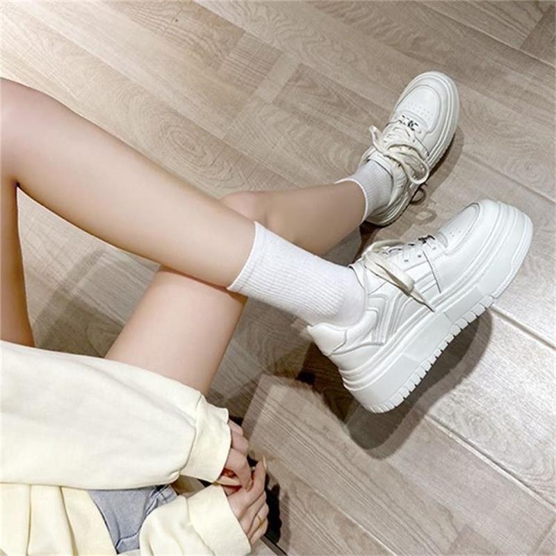 Zapatos blancos pequeños para mujer 2023 zapatos de mujer de verano nuevos zapatos de tablero blanco suela gruesa aumento pequeños zapatos casuales de una sola capa suela blanda