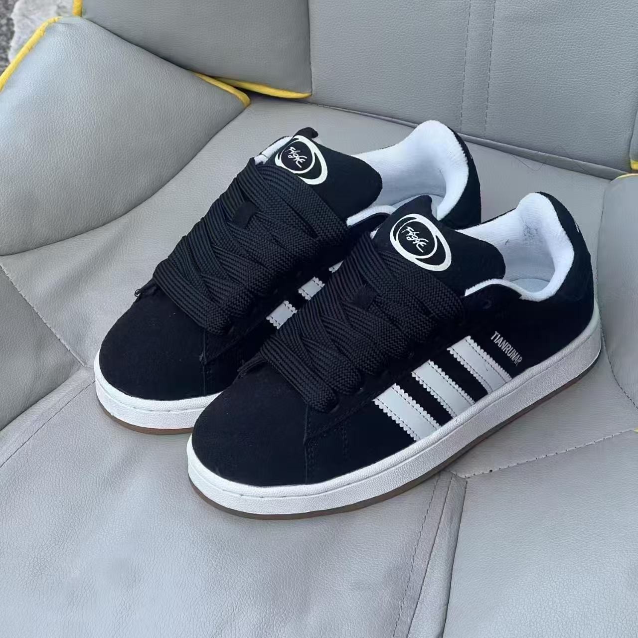 2026 primavera y otoño nuevas zapatillas deportivas con suela gruesa aumentando la altura de los zapatos de skate de pan versátil para mujeres estilo de puerto coreano zapatos de skate casuales