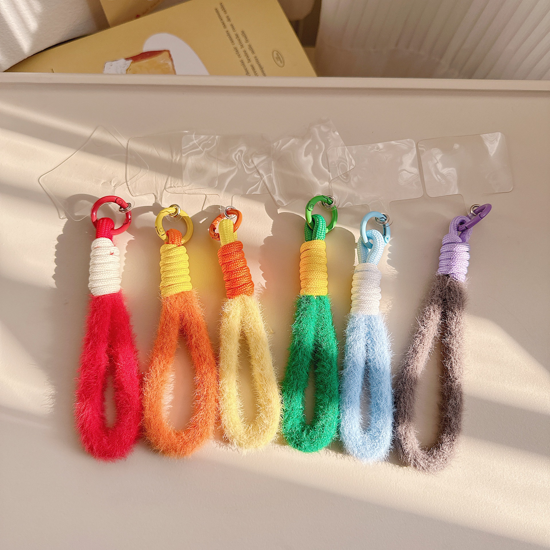 Otoño y invierno de peluche para teléfonos móviles colgantes de cámara de color llavero anti-perder pulsera cuerda bolsa trenzada corta colgante