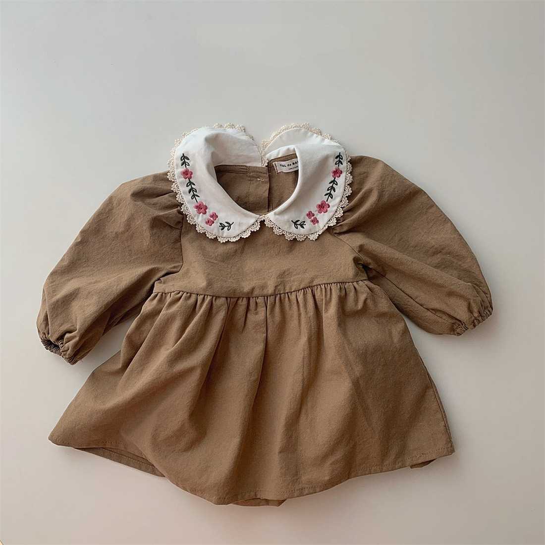 2023 estilo coreano nuevo bebé de las muchachas collar bordado mameluco ins recién nacido algodón casual jumpsuit moda