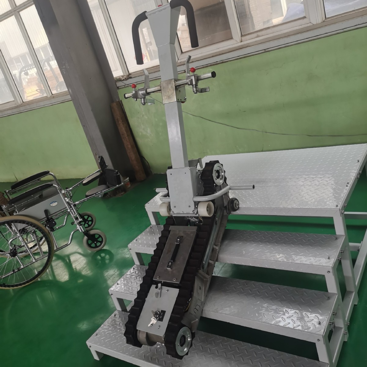 Máquina eléctrica para subir escaleras, elevador sin barreras para estaciones de tren de alta velocidad, vehículo para subir escaleras para personas con discapacidad, plataforma elevadora para sillas de ruedas ligeras