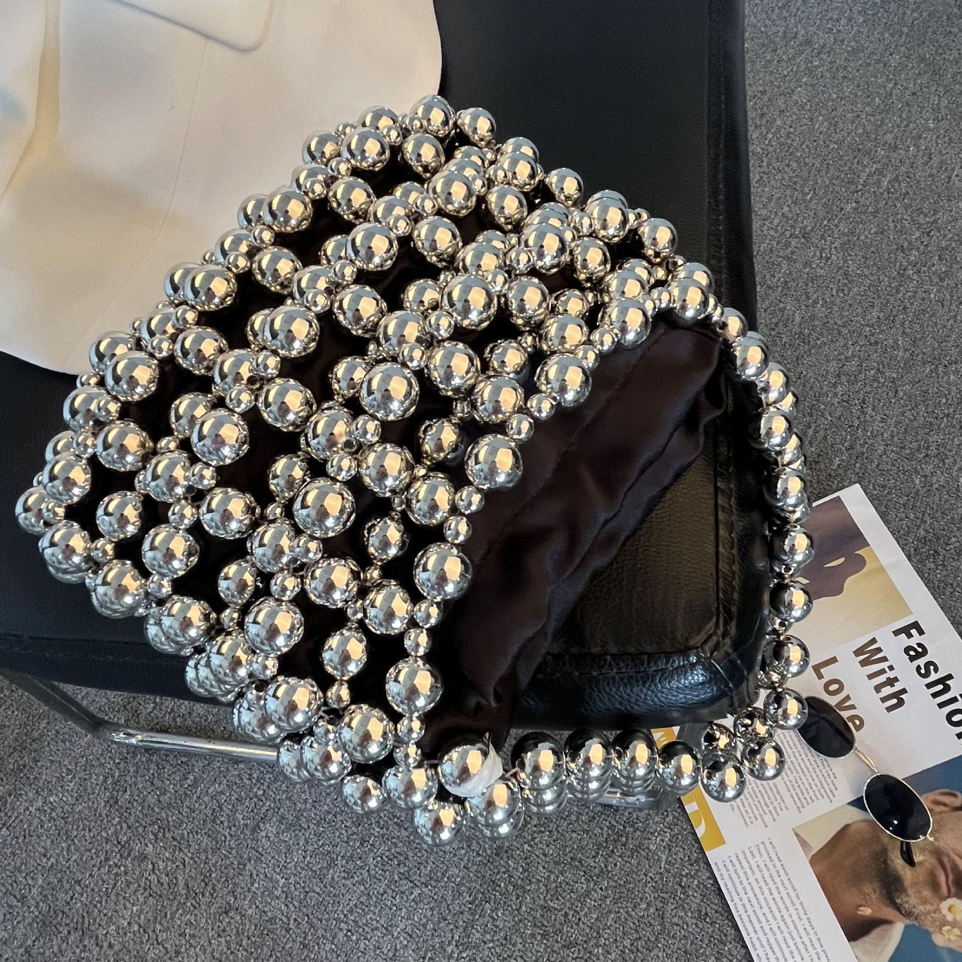 Conception de niche faite maison pour les sacs à main d'été pour femmes, élégants et avec des mini sacs tissés en perles à la mode_voghion.com