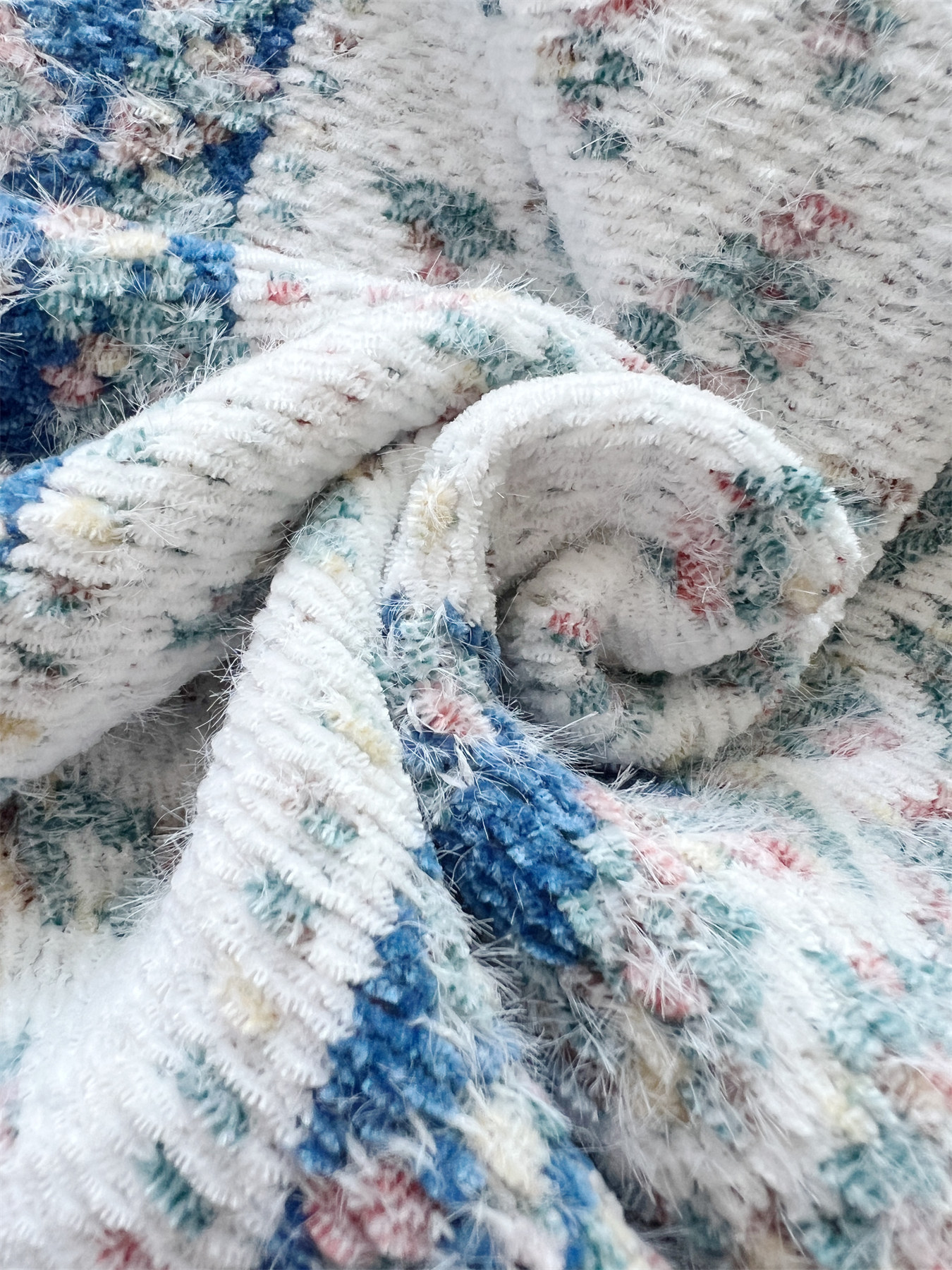 Dámský pletený svetr s dlouhým rukávem a zahuštěným vzorem sněhové vločky a polovičním rolákem_voghion.com