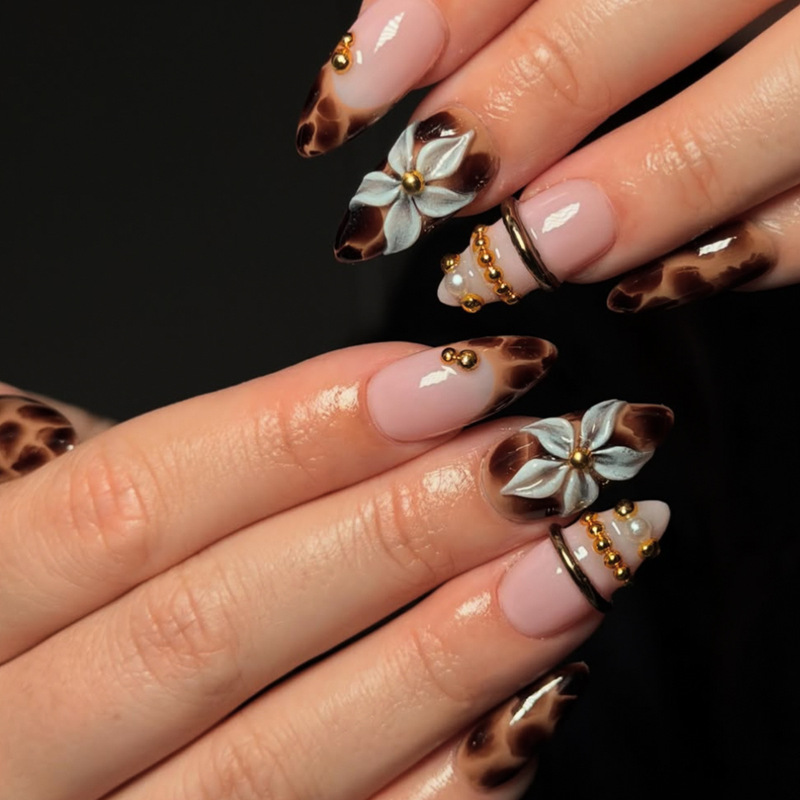 Almond-shaped caramel tortoiseshell amber gradient French edge 3D flower gilded chain design fake nails Almond-shaped caramel tortoiseshell amber gradient French edge 3D flower gilded chain design fake nails