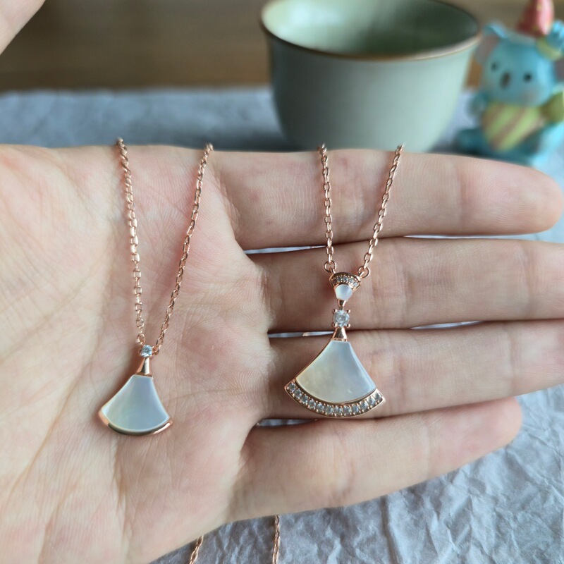 Live Broadcast of High-Quality White Mother-Of-Pearl Small Skirt-Shaped Collarbone Chain with Zircon Inlay and Large Skirt-Shaped Collarbone Necklace Live Broadcast of High-Quality White Mother-Of-Pearl Small Skirt-Shaped Collarbone Chain with Zircon Inlay and Large Skirt-Shaped Collarbone Necklace