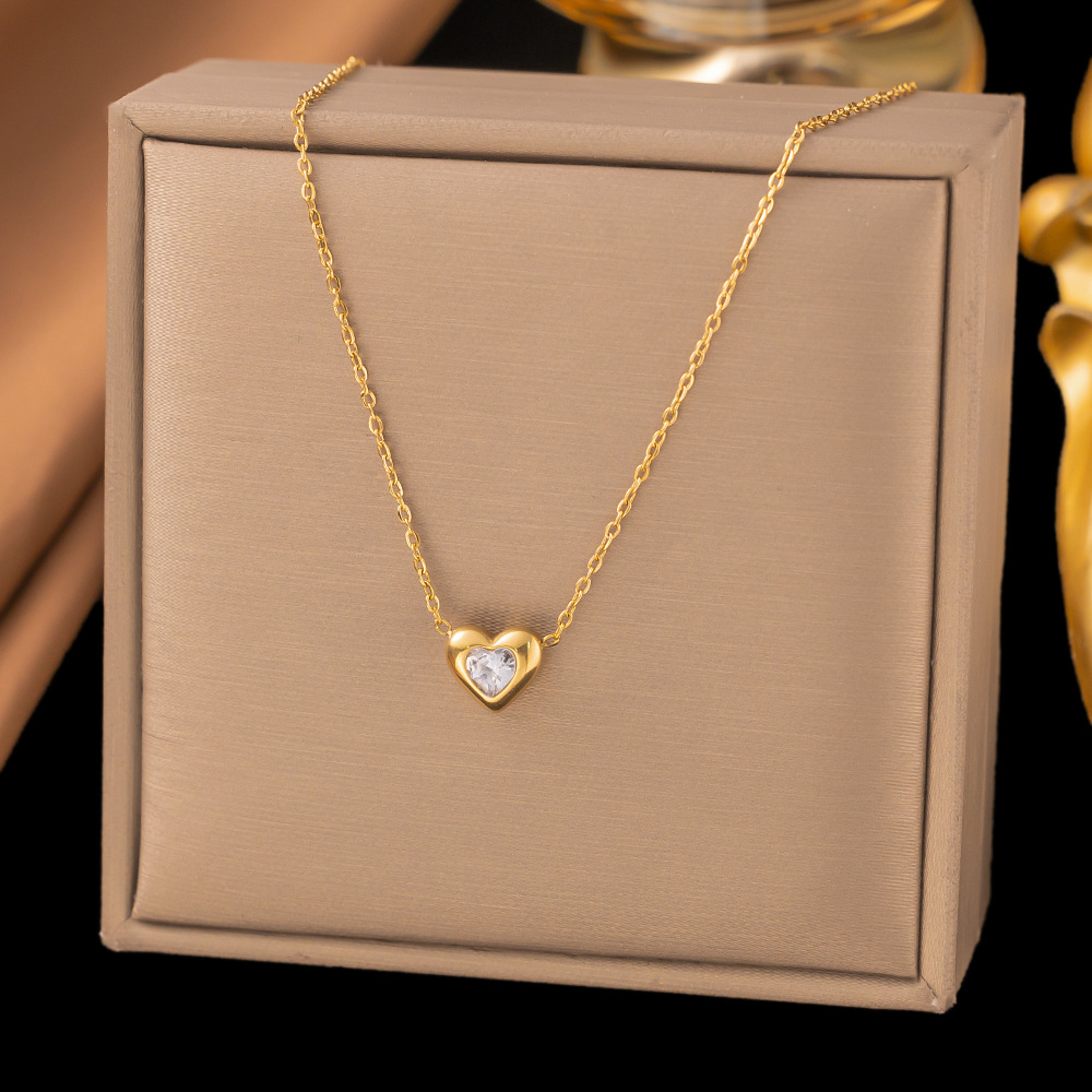 [collar de acero de titanio dorado + acero] collar de amor de nicho con cadena de clavícula avanzada en la moda de lujo ligero femenino