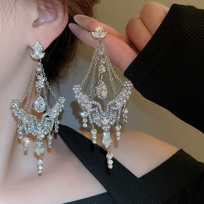 Agujas de plata transfronterizas flores de zircón aretes de bordillo estilo de moda pernos de auriculares lujosos de alto nivel de diseño de auriculares nicho