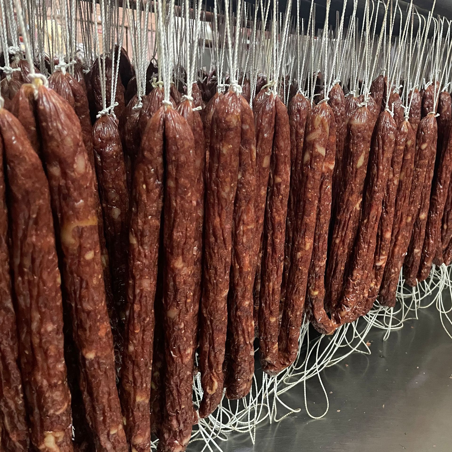 廣東麻辣火鍋臘腸風味特産辣椒腌制豬肉香腸食品10斤整箱廠家批發