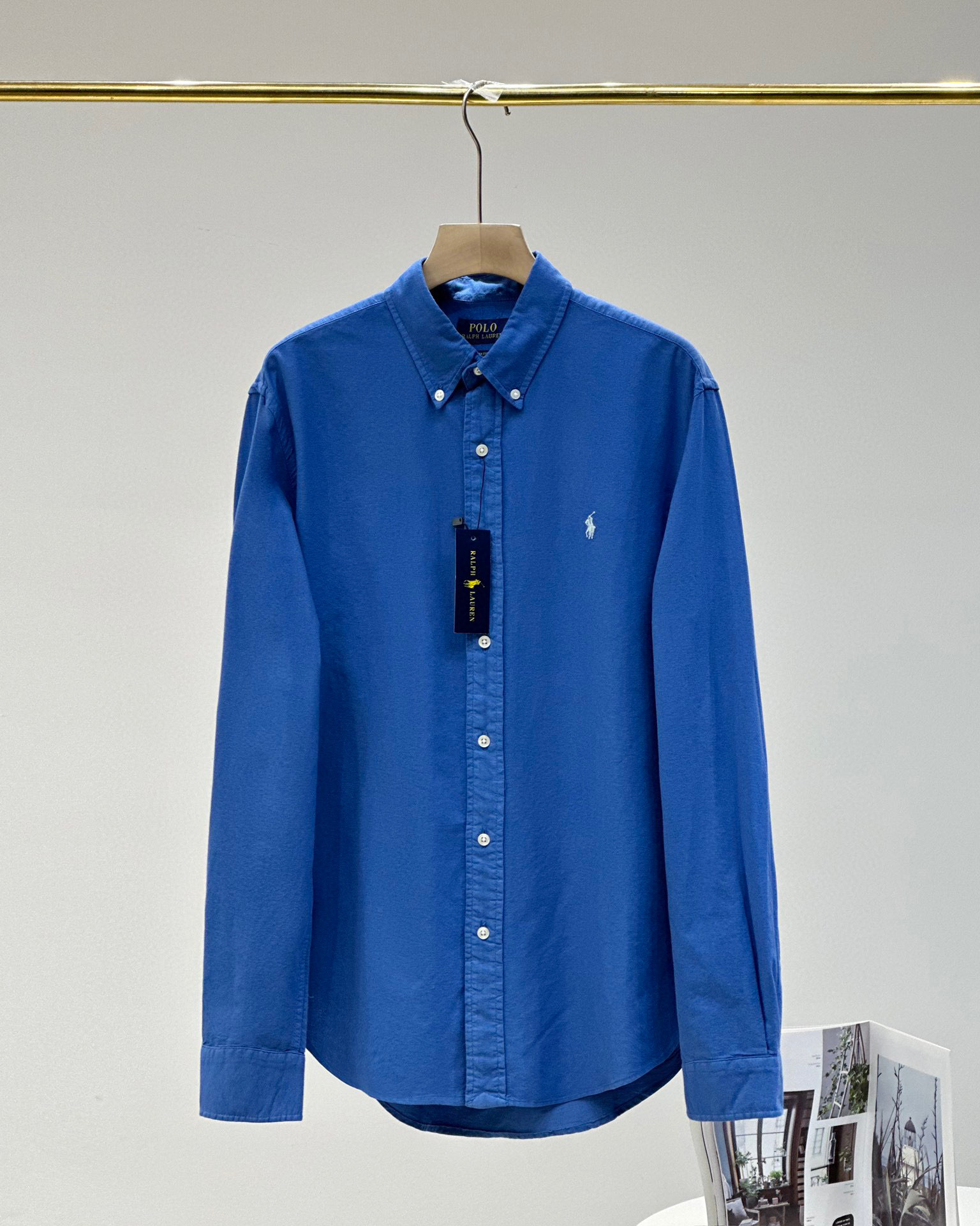 Warna biru safir / M