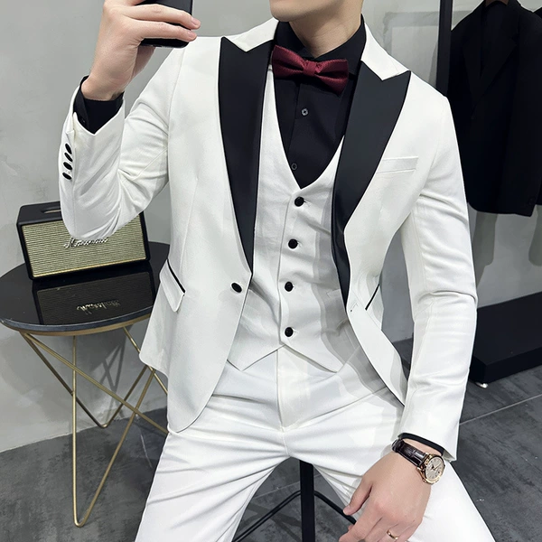 西 Refutting the white single -piece suit to send a red bow tie