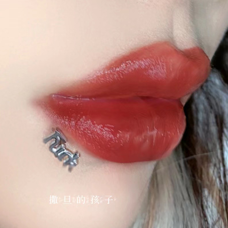 Pointed labret stud close-up product detail