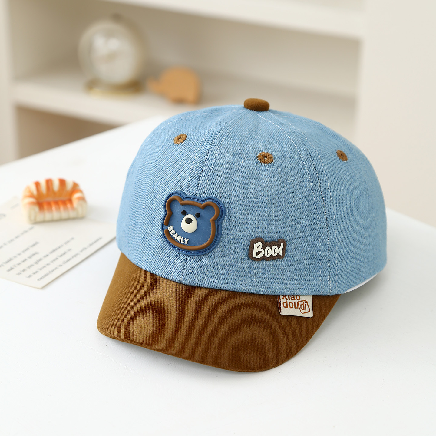 Chapéu de Sol Infantil Casual com Proteção Solar UPF 50+ Chapéu Infantil em Jeans com Blocos de Cores Coleção Primavera/Verão 2026 Novo Boné de Beisebol com Estampa de Urso para Meninos_voghion.com