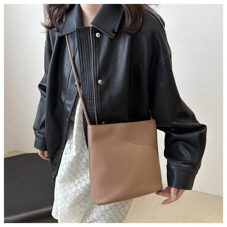 Solid-color simple single-shoulder casual. This year, the retro large-capacity 2024 new autumn crossbody bucket bag for women is in vogue undefined
