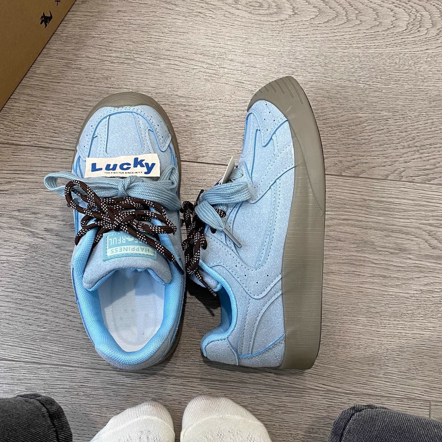 Pequeños zapatos blancos para mujeres 2024 nuevos zapatos de entrenamiento de cabeza redonda de estilo universal chic nicho diseño de zapatos de skate casuales para estudiantes