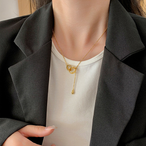 Korean-inspired Instagram-style golden interlocking tassel double hoop necklace for women, unique niche luxury design, trendy collarbone chain