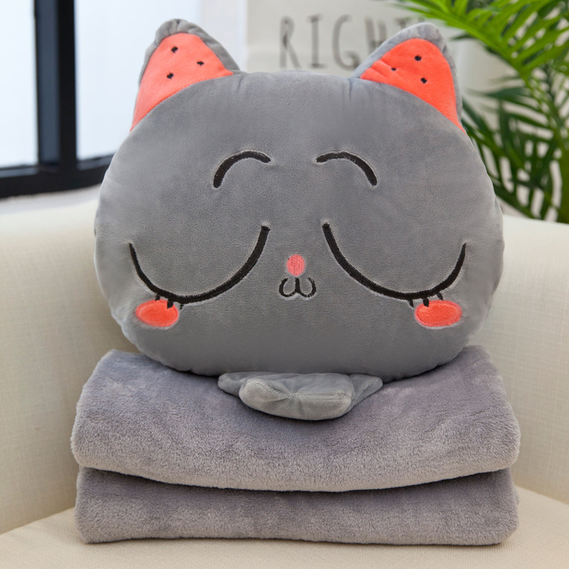 눈을 가늘게 뜨고 있는 회색 고양이 40*40cm