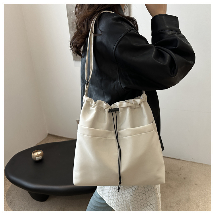 The popular autumn and winter bags for women in 2024: large-capacity crossbody bag, Tote commuter bag, single-shoulder bag, soft undefined