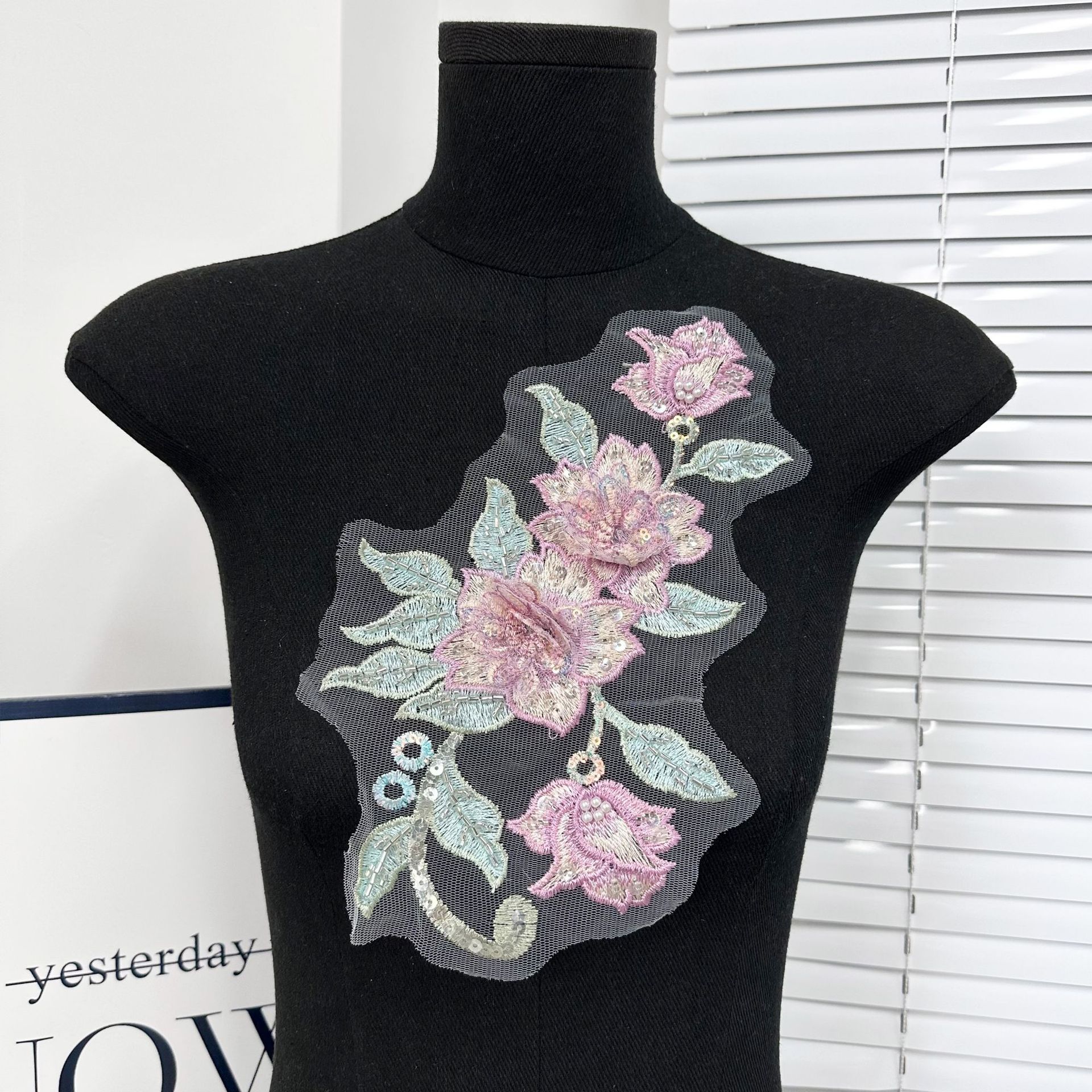 Flores verdes bordadas con cuentas de color, flores de pecho hechas a mano, parches tridimensionales, di-di pegado, accesorios de flores rosadas.