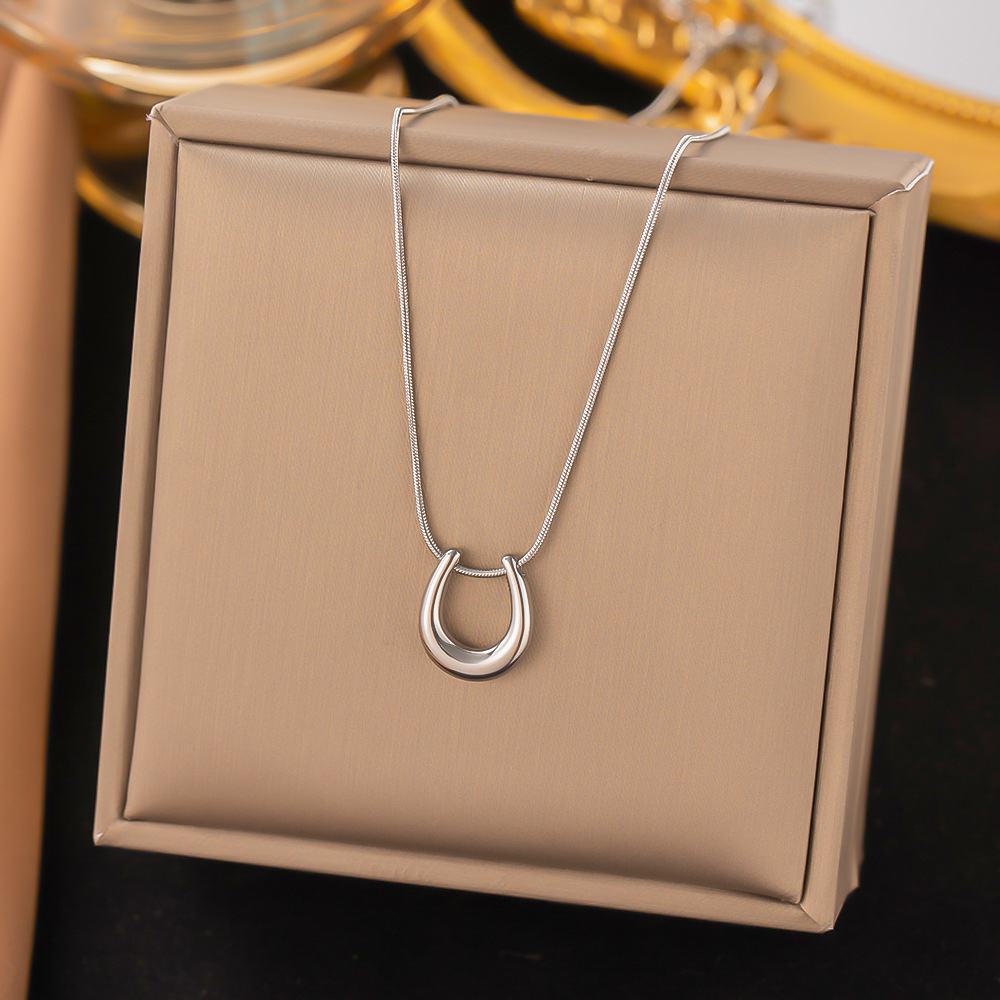 [collar de acero de titanio dorado + acero] collar de amor de nicho con cadena de clavícula avanzada en la moda de lujo ligero femenino