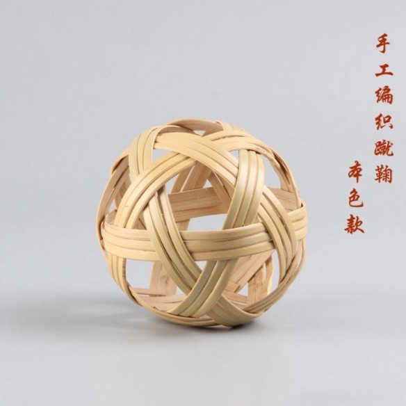 竹編みの竹のボールの小さい蹴鞠は遊びの件を透かして竹のボールのおもちゃの創意的な装飾の置物を飾って道具の竹の工芸品を撮影します。|undefined