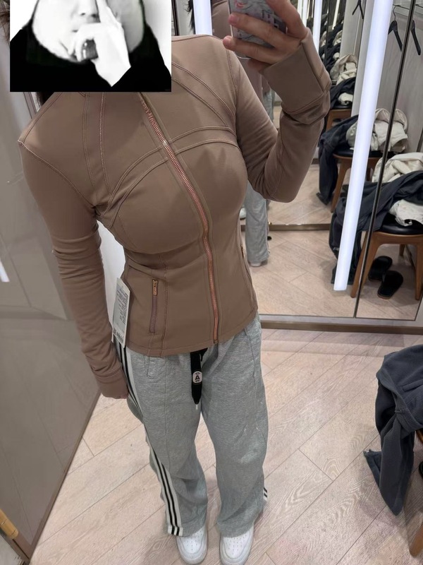 スポーツの女性の金のジッパーのシリーズのヨガの服の女性のジャケットの通気性のスポーツの上着の長袖のフィットネスの服のコート|undefined