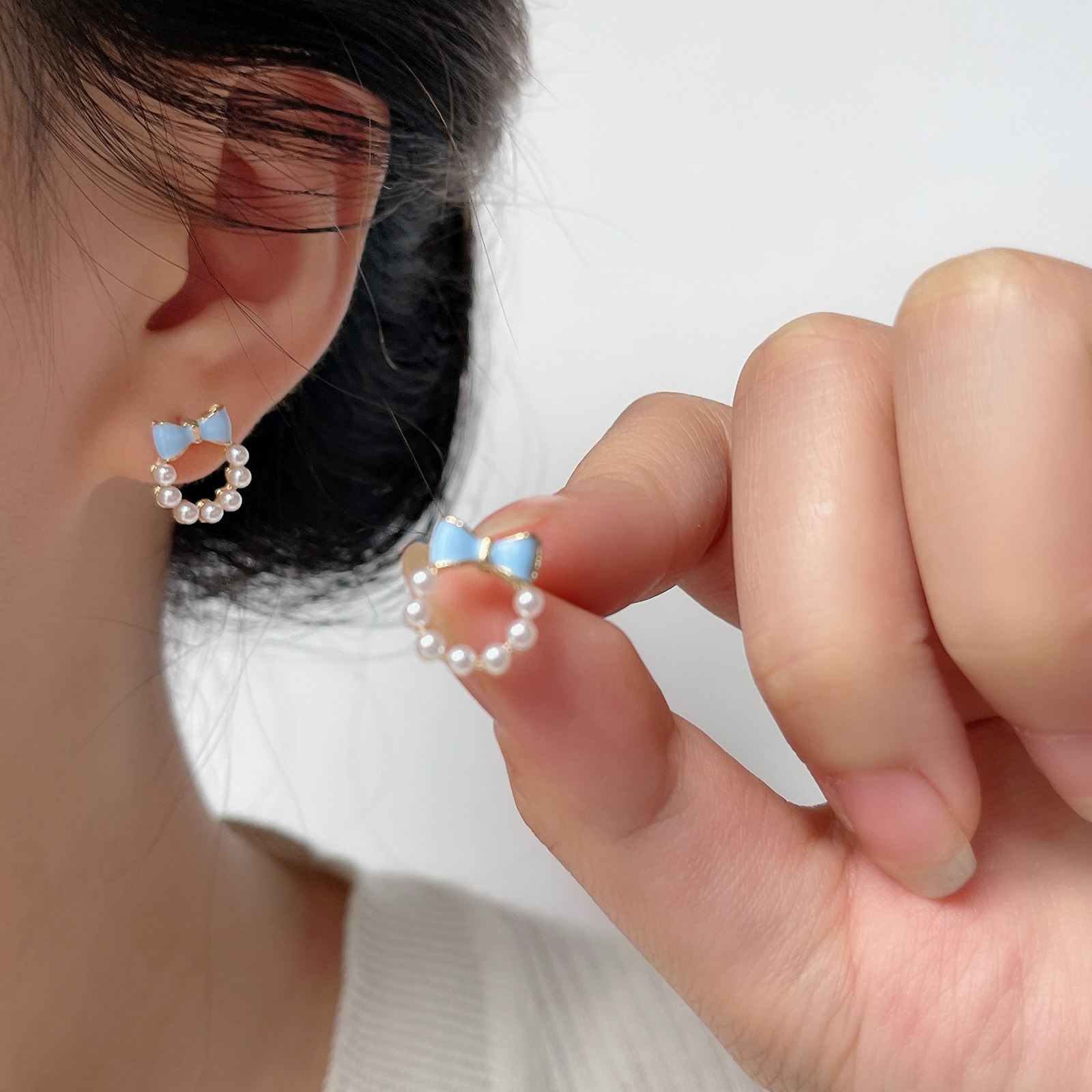 甘い青い蝶結びの真珠の耳の針の女性2023年の新型の潮のイヤリングの小さい大衆の設計感の耳の飾りの耳のクリップの女性