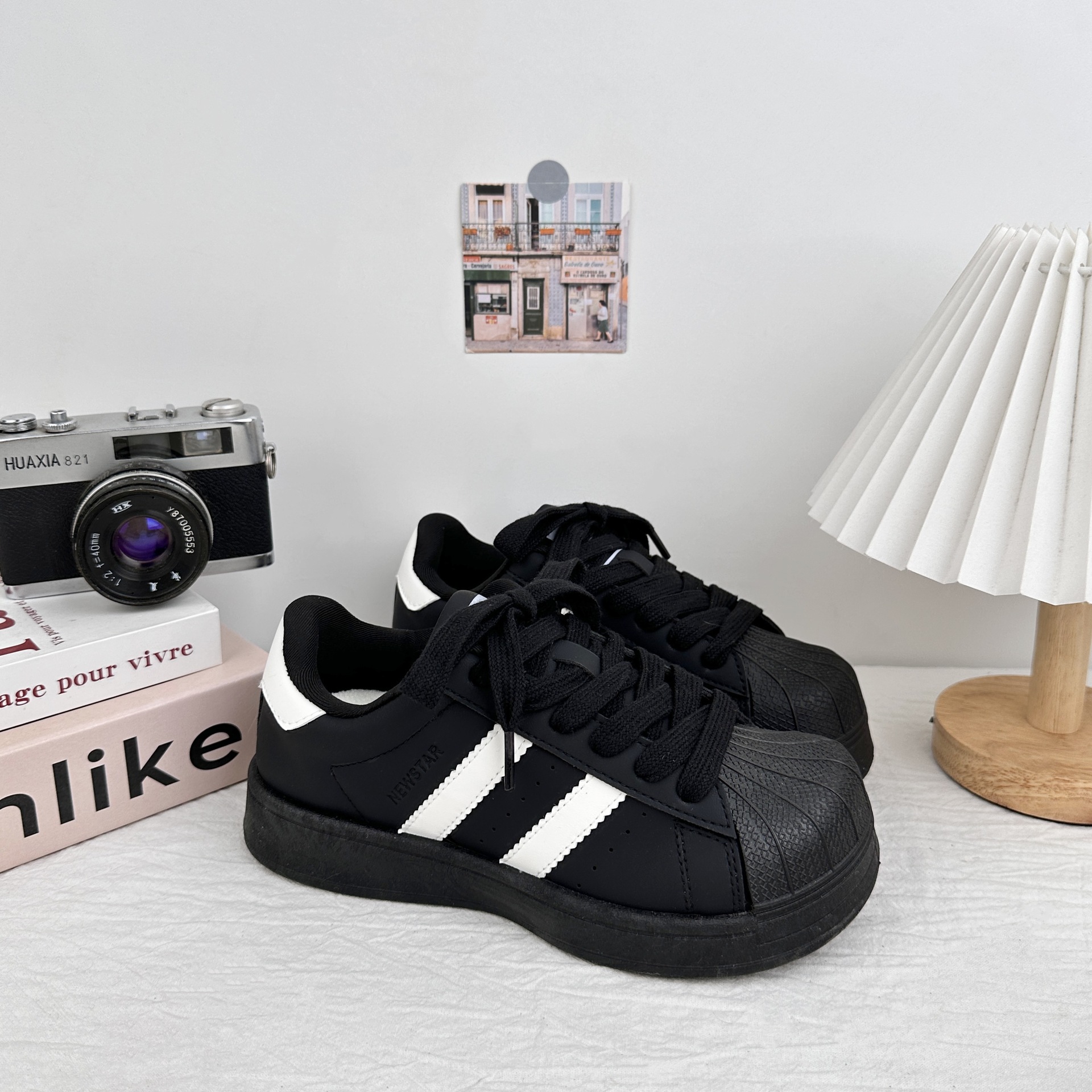 Zapatos de skate casuales de cabeza de concha de ondas distantes para mujeres 2025 nuevos zapatos blancos con suela gruesa con falda de zapatos de pan de cabello