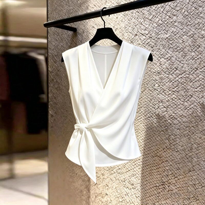 Chic, exquisite, and stunning white V-neck tie-waist sleeveless tank top shirt for women, summer style, fashionable and age-reducing blouse Chic, exquisite, and stunning white V-neck tie-waist sleeveless tank top shirt for women, summer style, fashionable and age-reducing blouse