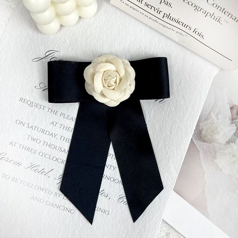 Spilla a fiocco con camelia accessorio vintage per colletto_voghion.com